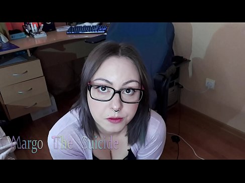 ❤️ Kynþokkafull stelpa með gleraugu sýgur dildó djúpt á myndavélinni ️❌ Harð klám hjá okkur ️❤