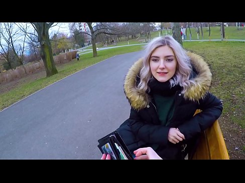 ❤️ Gleypir heitt ásamt ókunnugra fyrir peninga - blástur í garðinum eftir Evu Elfie ️❌ Harð klám hjá okkur ️❤